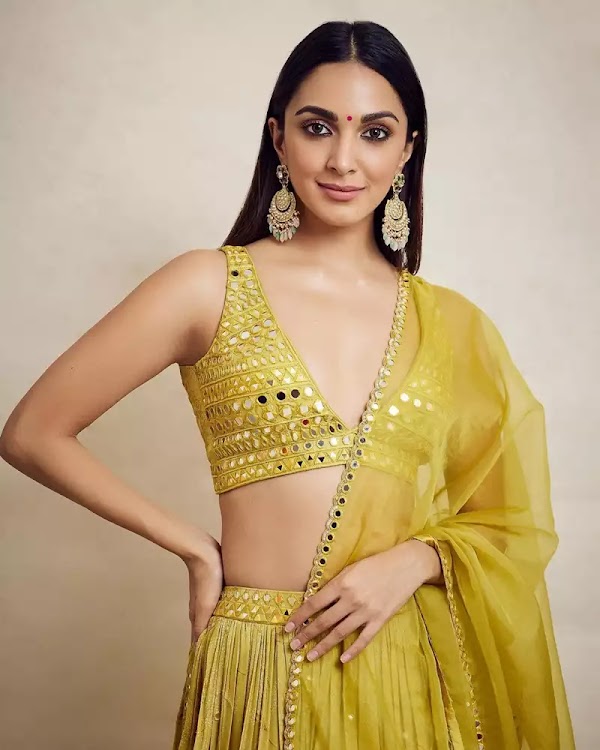 kiara advani cleavage yellow lehanga bralette