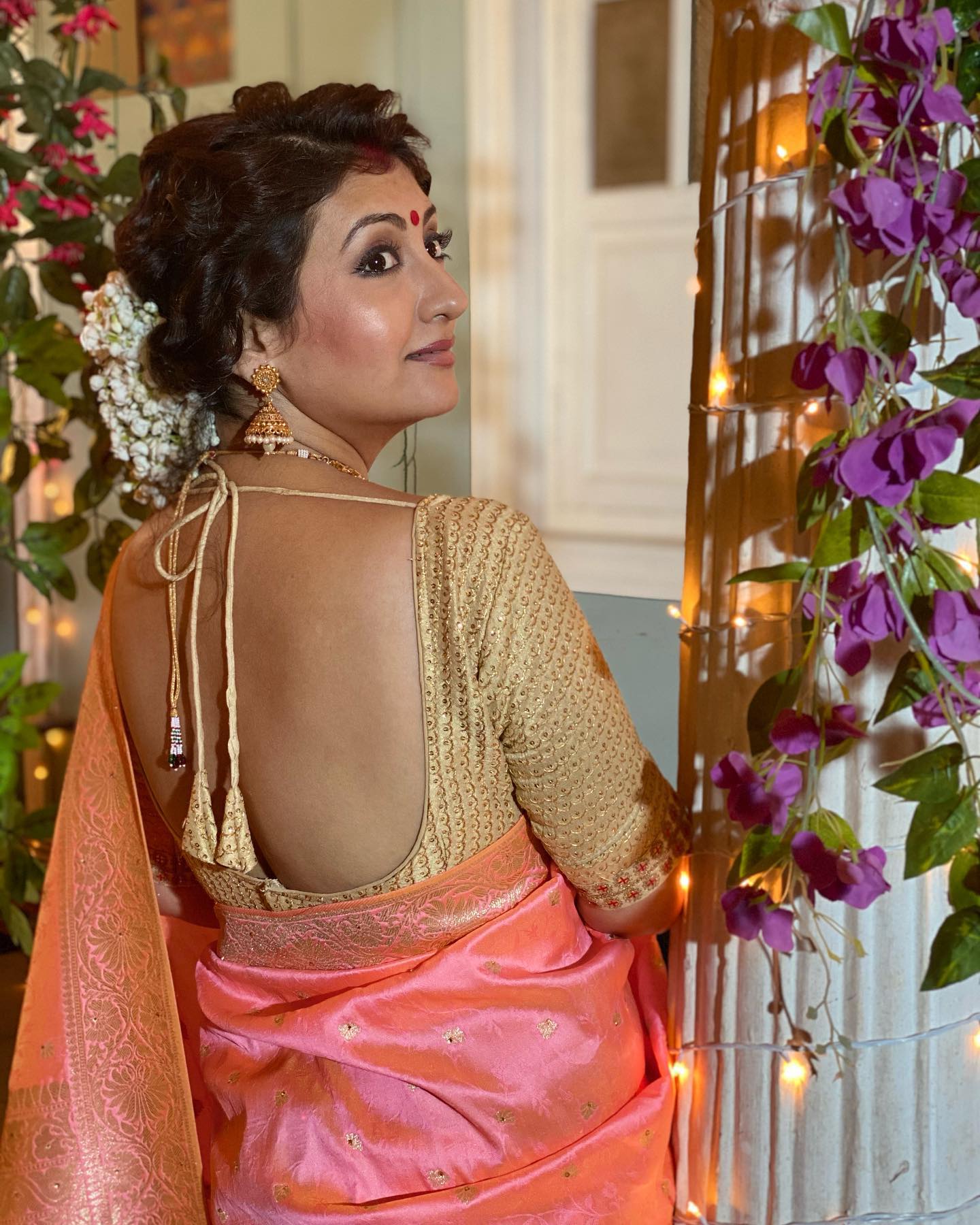 juhi parmar backless blouse saree kumkum actress (1)