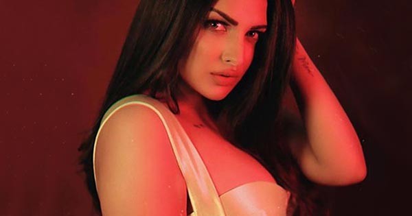 Himanshi Khurana hot punjabi actress singer