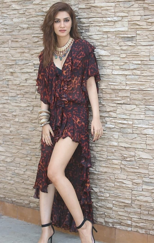 Kriti Sanon sexy legs bollywood actress