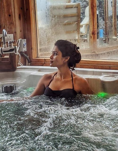 Charvi Saraf hot indian tv actress kasautii zindagii kay