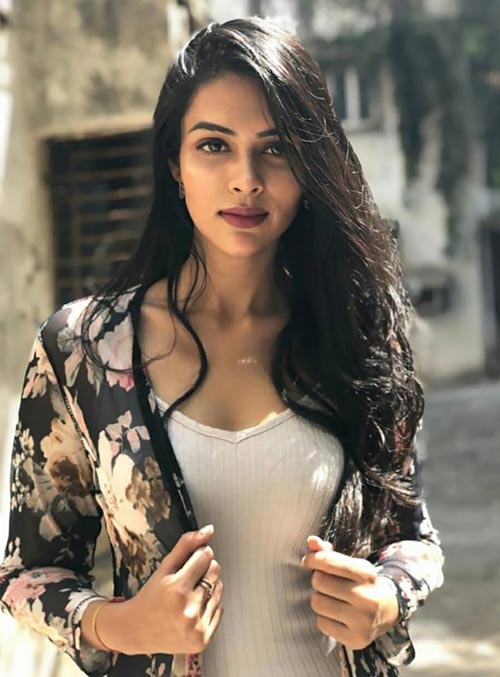 Charvi Saraf hot indian tv actress kasautii zindagii kay