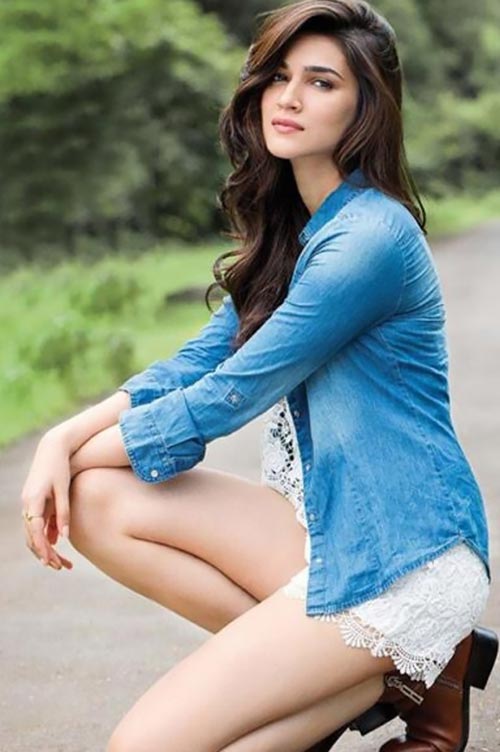 Kriti Sanon sexy legs bollywood actress