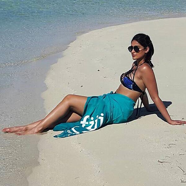 Ileana D'cruz bikini swimsuit hot curvy actress