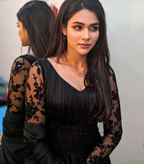 Charvi Saraf hot indian tv actress kasautii zindagii kay