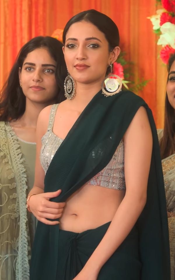 Neha Shetty navel saree hot actress dj tillu