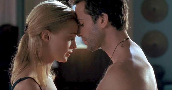 Watch Killing Me Softly – Erotic thriller featuring Heather Graham’s hottest sex scenes.