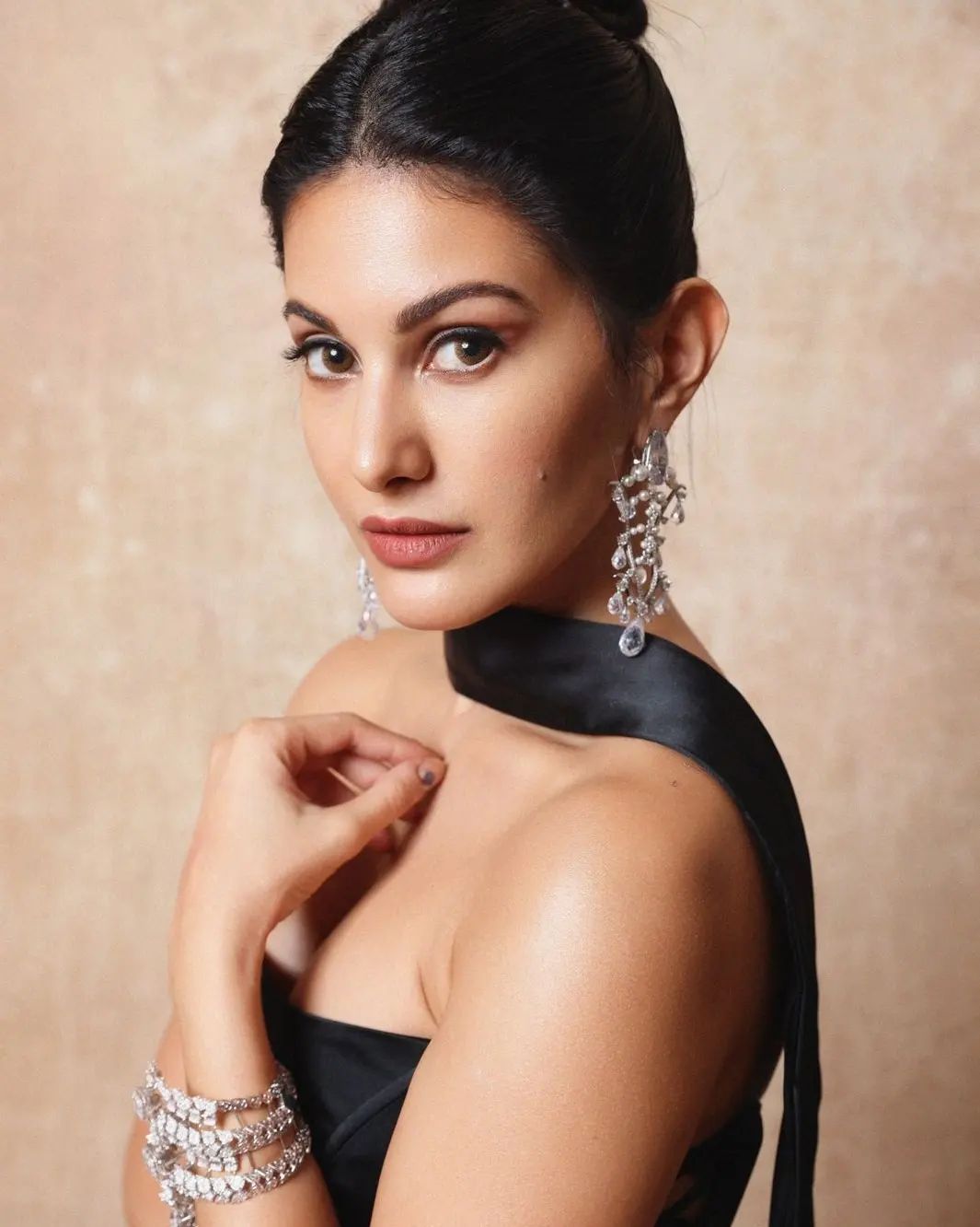 Amyra Dastur black dress hello awards