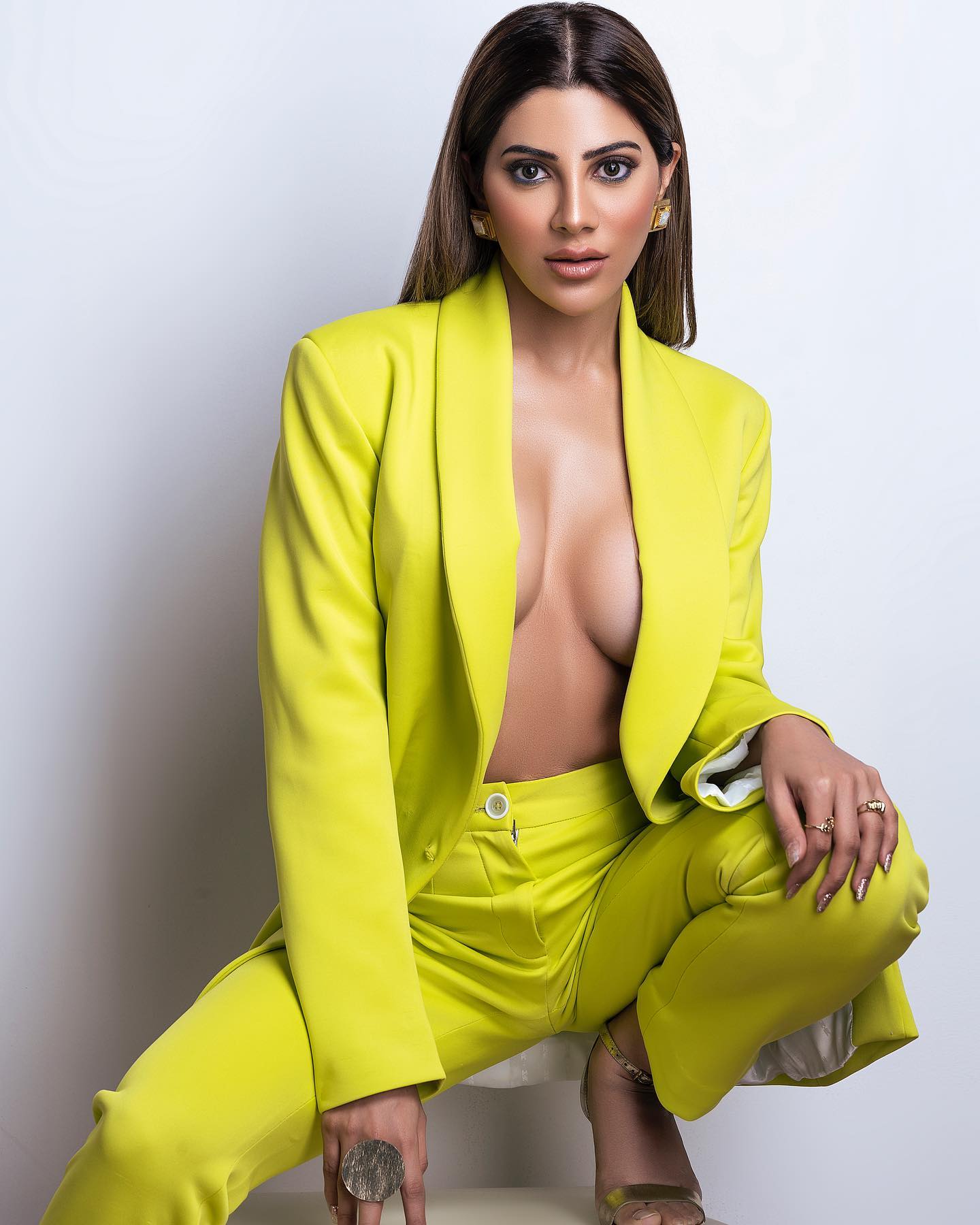 nikki tamboli cleavage sideboob blazer