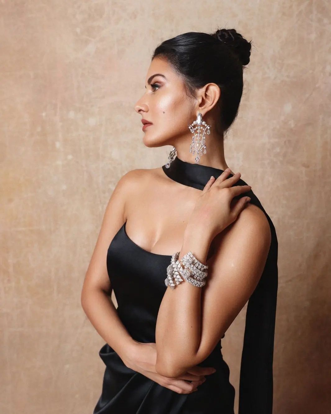 Amyra Dastur black dress hello awards