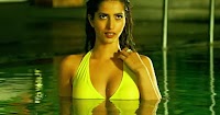 Manasvi Mamgai hot bikini scene