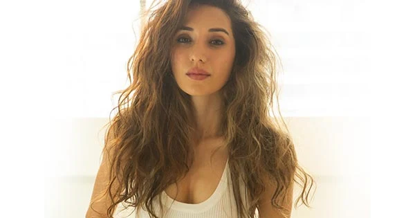 Heli Daruwala flaunting her sexy midriff in unbuttoned jeans – see now.