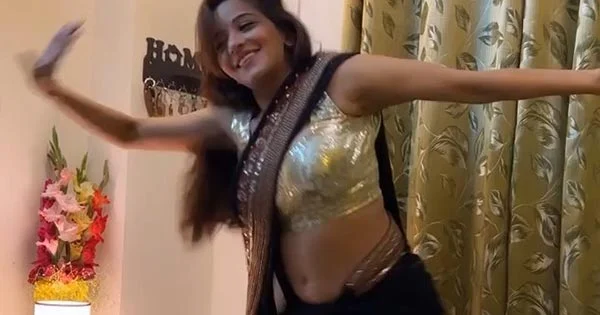 Monalisa raising heat with her dance to Pushpa song Saami Saami in this black saree.