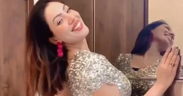 Munmun Dutta in a short tight dress dances to Sunny Leone’s Panghat song – video.