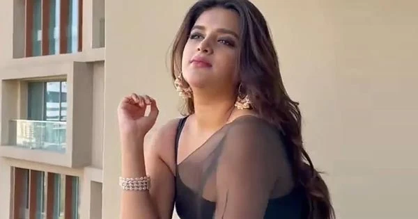 Nidhhi Agerwal in sheer black saree raises heat with her fine midriff – see photos and videos.