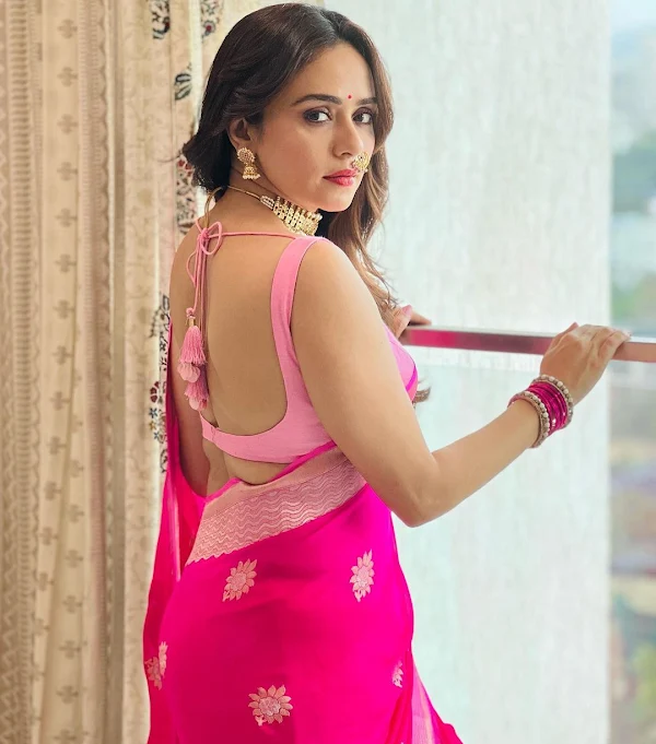 amruta khanvilkar backless saree hot marathi actress