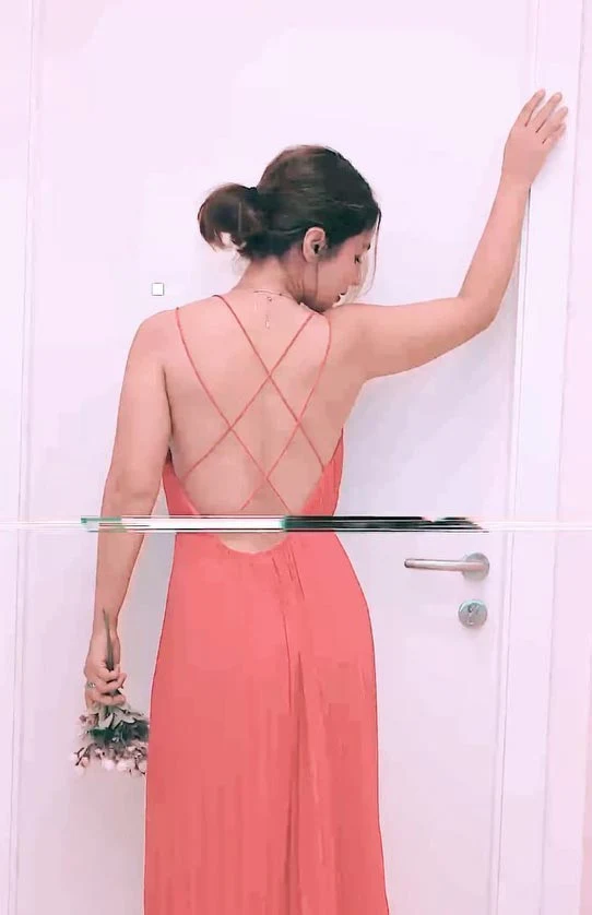 hina khan backless dress sexy back