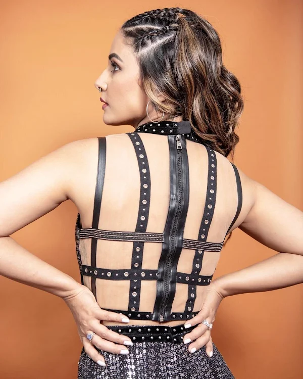 hina khan backless dress sexy back