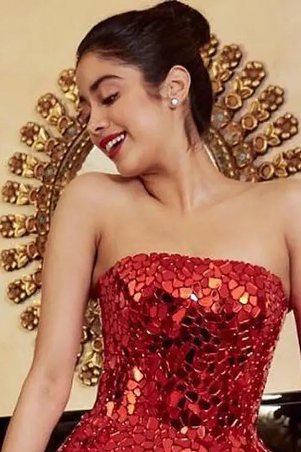 janhvi kapoor off shoulder sequin red dress