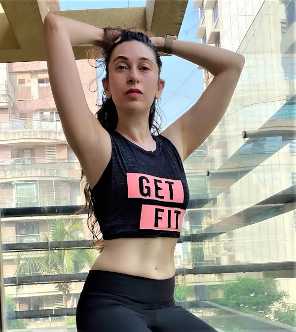 karishma kapoor armpit hot bollywood actress