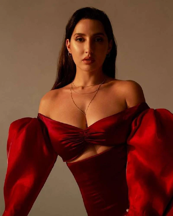 nora fatehi cleavage off shoulder dress curvy