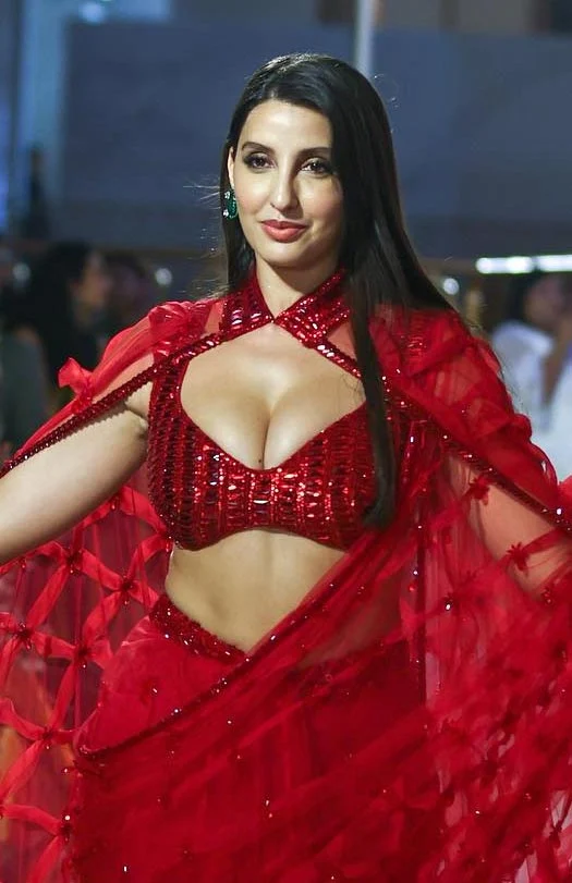 nora fatehi cleavage red saree bollywood hot 2023