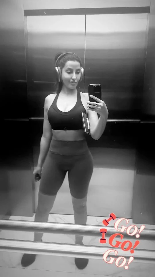 nora fatehi gym selfie