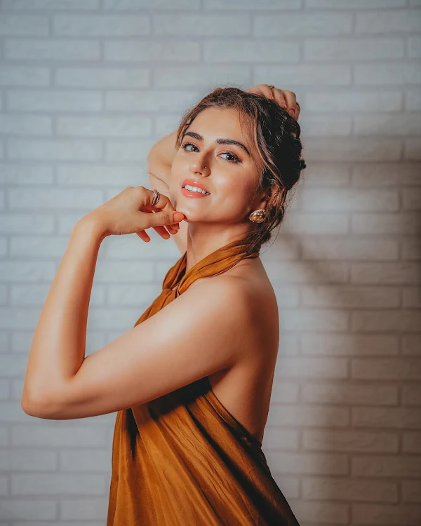 ridhi dogra backless hot acrtress jawan