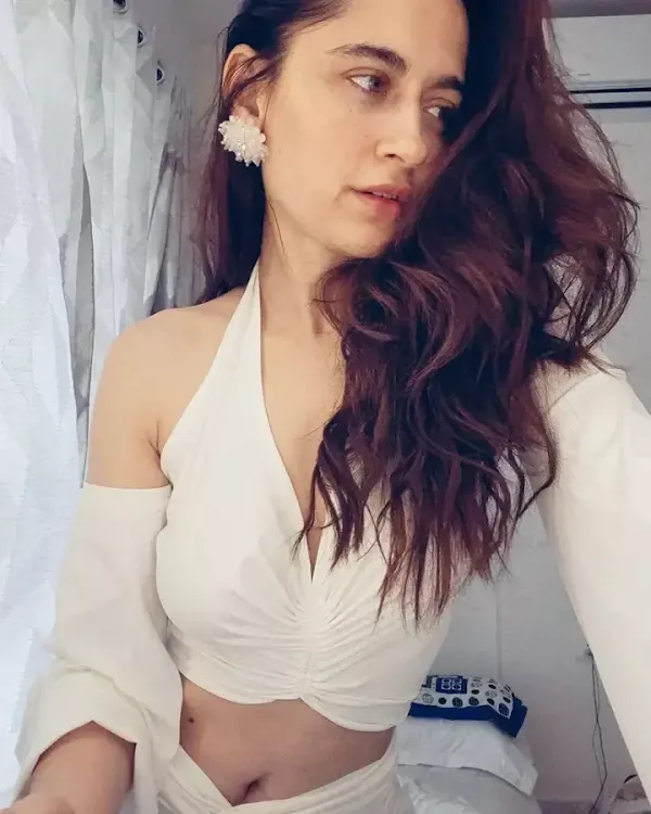 sanjeeda shaikh white top navel