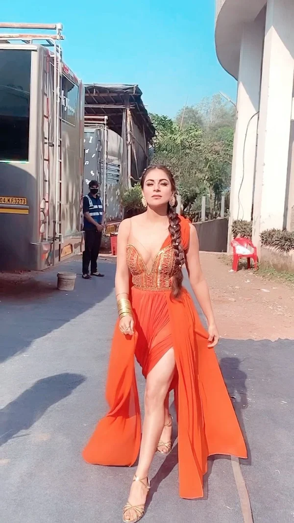 shraddha arya high slit dress sexy legs thighs