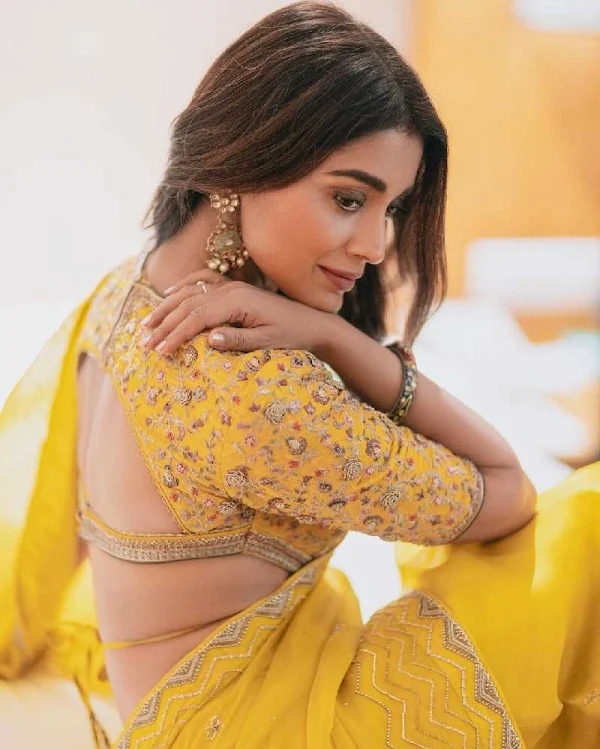 shriya-saran-sexy-back-saree-backless-blouse-indian-actress-4