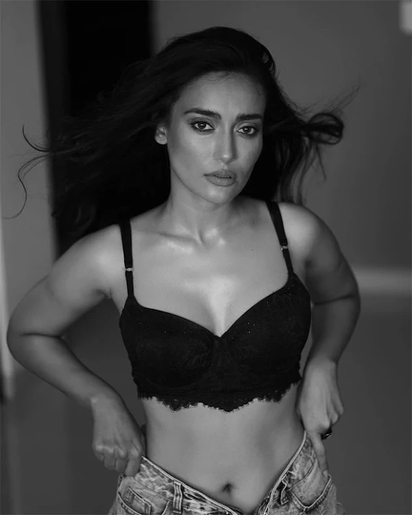 surbhi-jyoti-lace-bra-cleavage-indian-tv-actress-%20%282%29