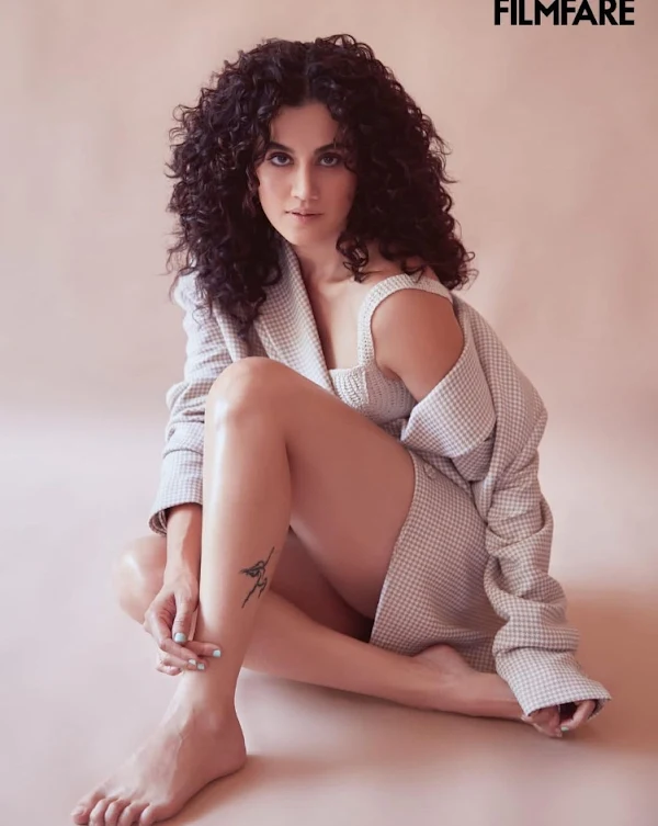 taapsee sexy legs thighs haseen dilruba actress