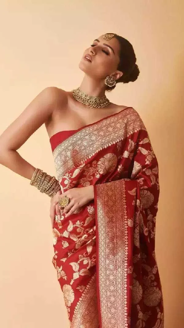 tara sutaria off shoulder blouse design saree cleavage bollywood