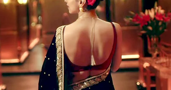 5 hot GIFs of Bollywood actresses in backless sarees.