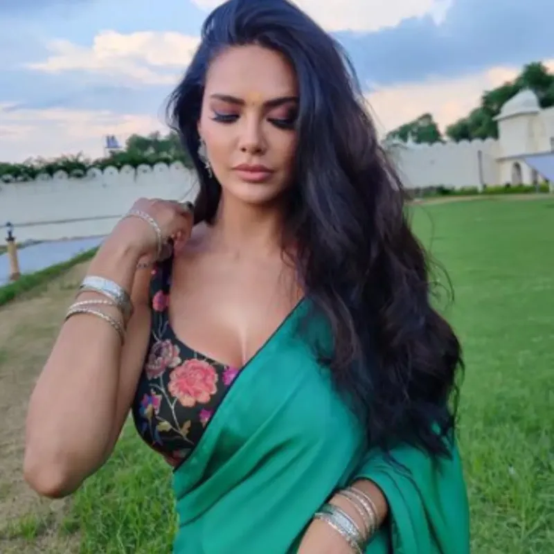 esha gupta saree cleavage hot indian actress