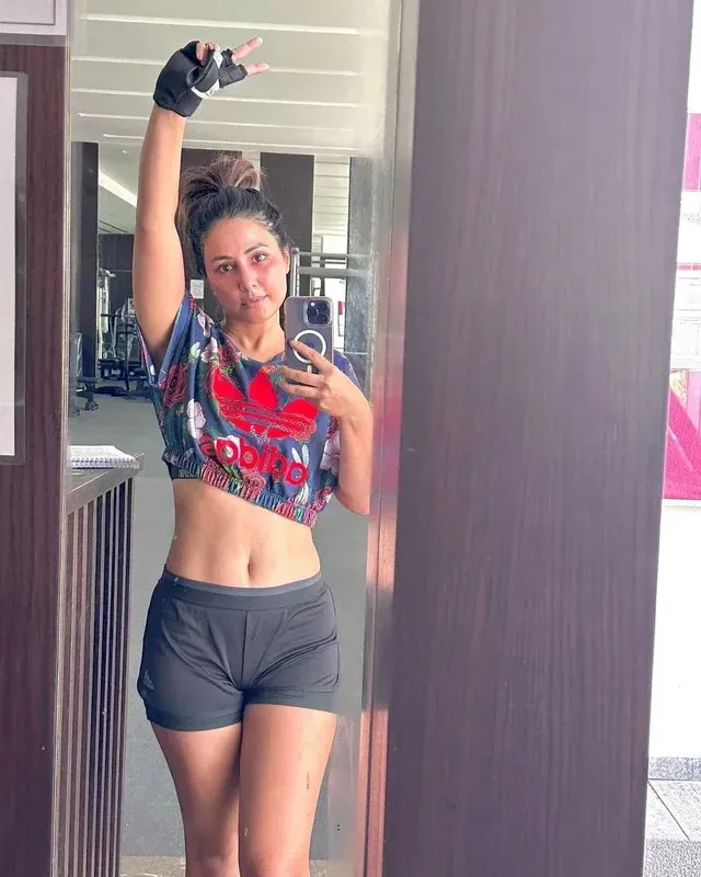 Hina Khan navel gym hot actress