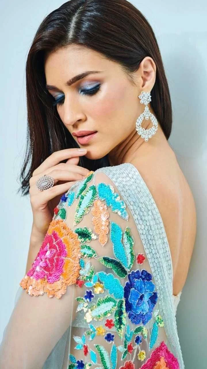 Kriti Sanon backless saree sexy back bollywood actress