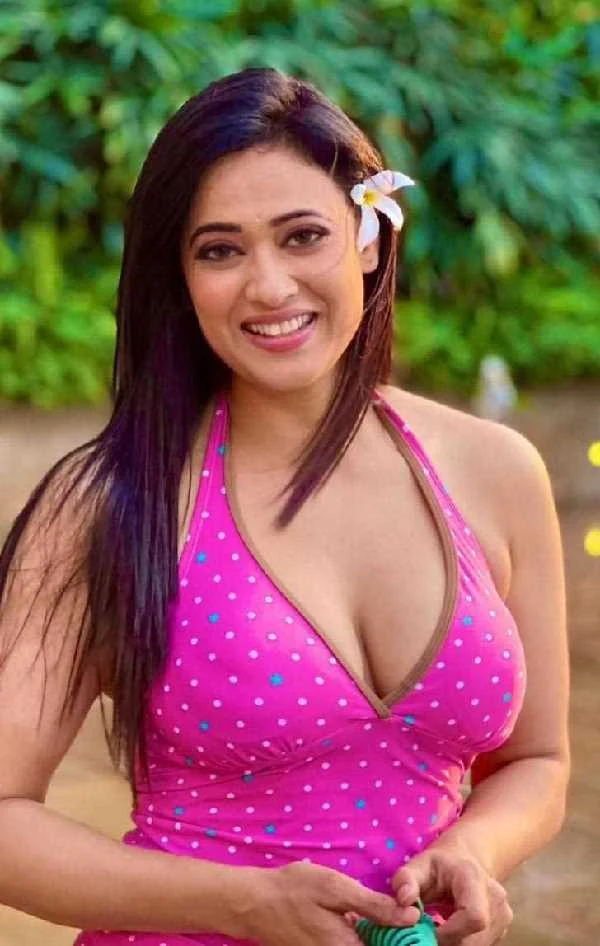 shweta tiwari cleavage swimsuit busty indian tv