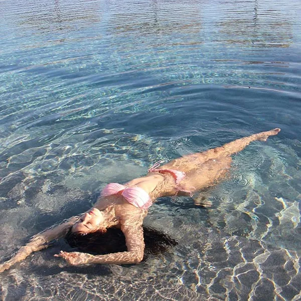 Disha Patani pink bikini sexy body underwater