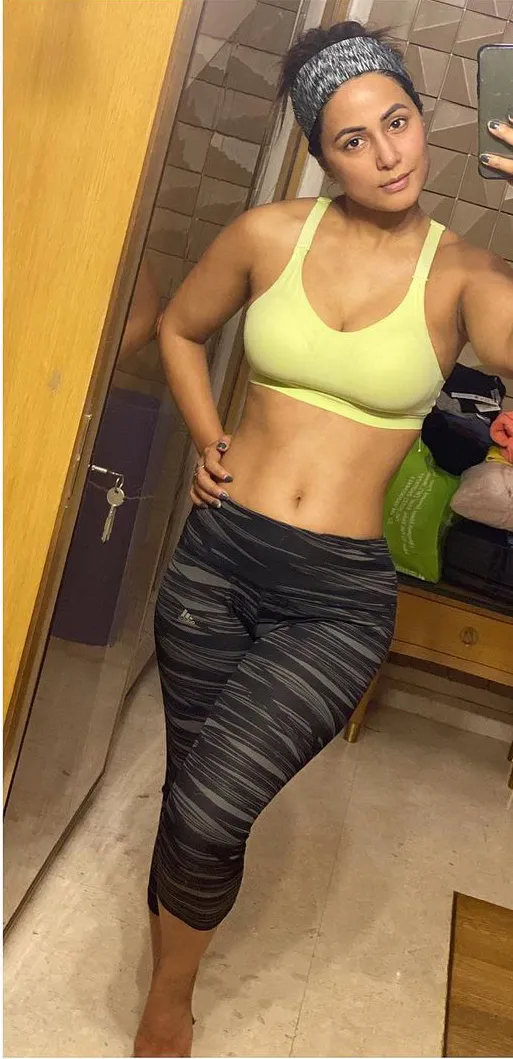 hina khan navel sweaty gym hot selfie photos