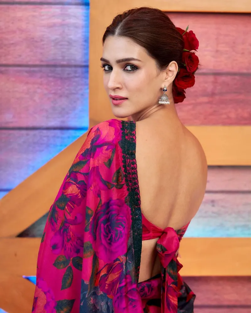 Kriti Sanon backless saree sexy back bollywood actress