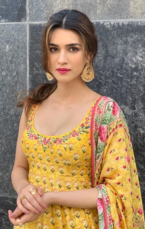 Kriti Sanon saree hot photos