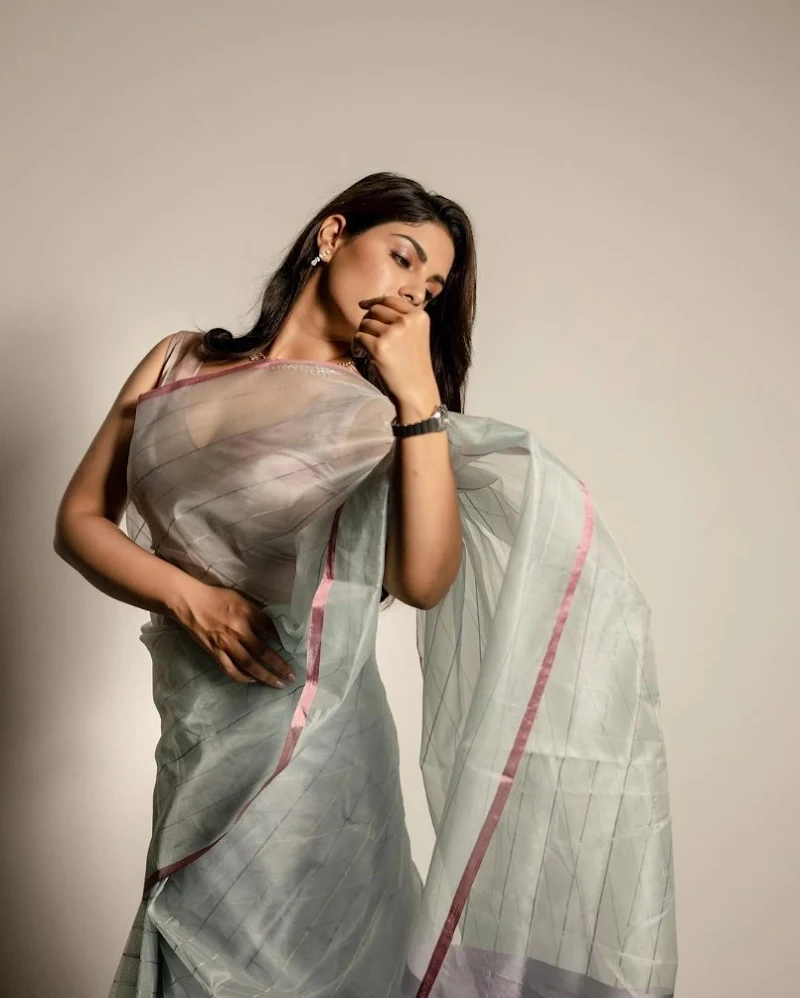 Samyuktha Menon saree hot actress