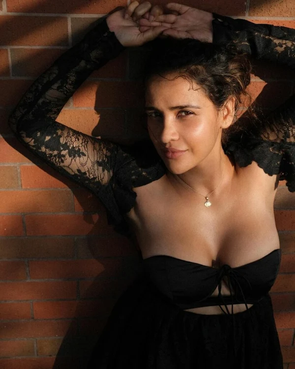 aisha sharma cleavage black outfit busty indian