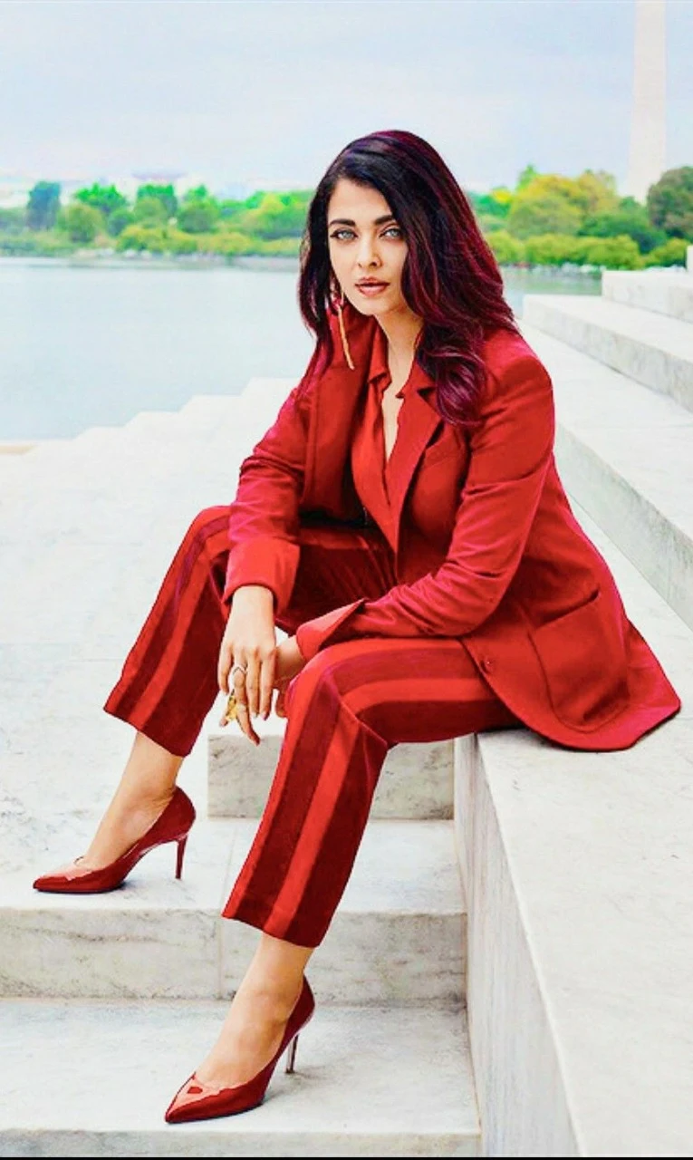 Aishwarya Rai red pantsuit hot bollywood actress