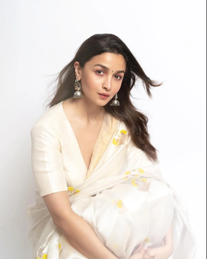 Alia Bhatt cleavage saree hot actress