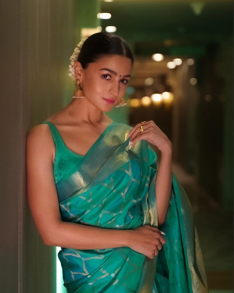 Alia Bhatt saree hot actress