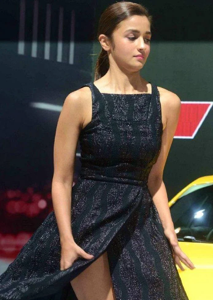 Alia Bhatt wardrobe malfunction oops moment high slit dress