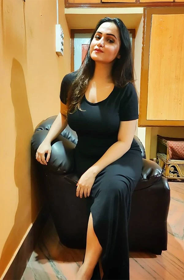 Aliya Naaz curvy body busty indian actress